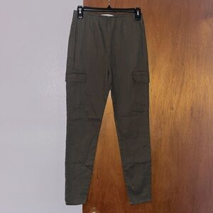 NWOT PULL ON SKINNY CARGO PANTS